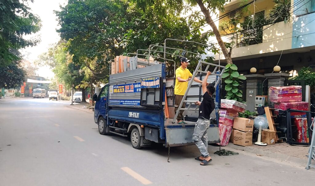 Xe tải cung cấp dịch vụ chuyển nhà trọn gói tại Hà Nội
