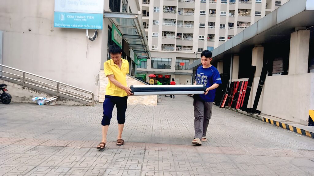 Nhân viên Dịch Vụ Chuyển Nhà 24h đang đóng gói đồ đạc cẩn thận cho dịch vụ chuyển phòng trọ sinh viên giá rẻ