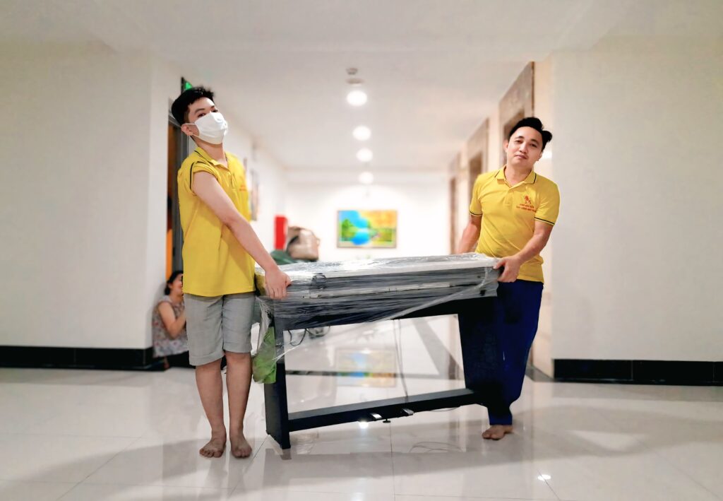 Nhân viên thực hiện dịch vụ chuyển nhà trọn gói tại Hà Nội đang đóng gói đồ đạc